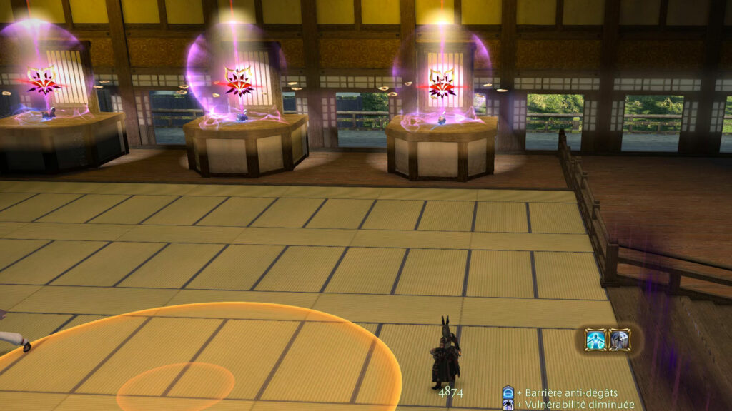 Les 3 familiers de Yozakura lancent l'attaque Art molletonné, séduisant les joueurs qui regardent dans leur direction, pendant que Yozakura pose un marqueur d'AoE de feu sous les pieds des joueurs.